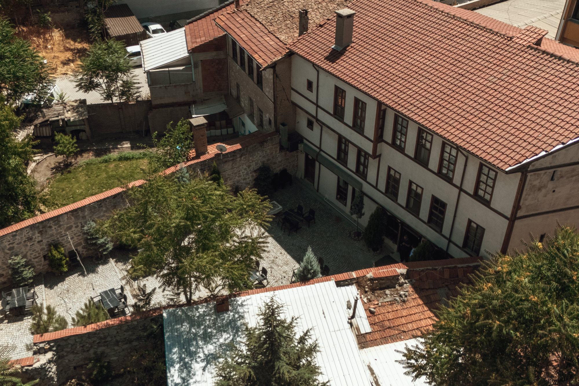 Geleneksel Türk dekorasyonuyla zarif Osmanlı iç mekanı